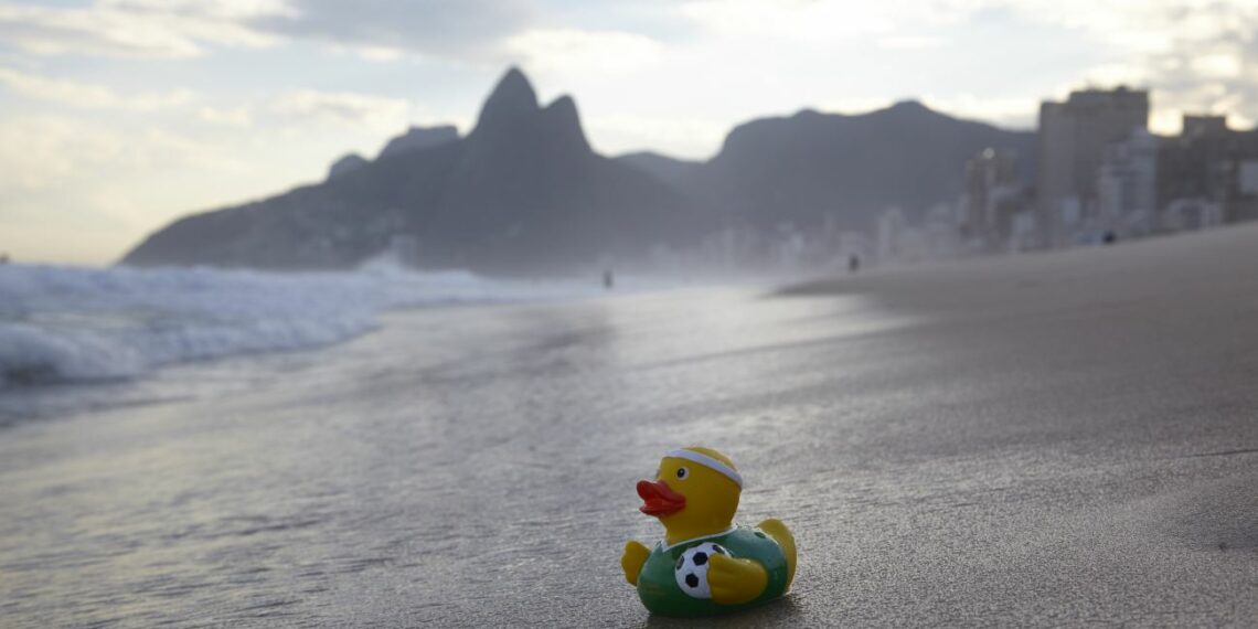 Olé olé olé: Kaczuszka Klasy Pierwszej Lufthansy w sportowej koszulce podczas piłkarskich Mistrzostwa Świata