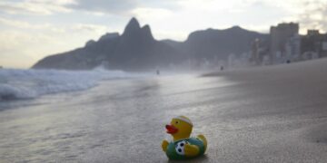 Olé olé olé: Kaczuszka Klasy Pierwszej Lufthansy w sportowej koszulce podczas piłkarskich Mistrzostwa Świata