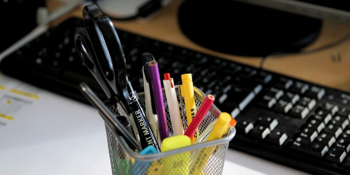 Akcesoria biurowe niezbędne w nowoczesnym biurze. Jakie artykuły biurowe powinny znaleźć się na wyposażeniu miejsca pracy?