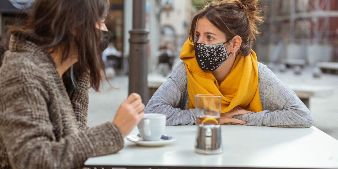 Największe obawy wśród polskich konsumentów wzbudzają wizyty w restauracji i w sklepach