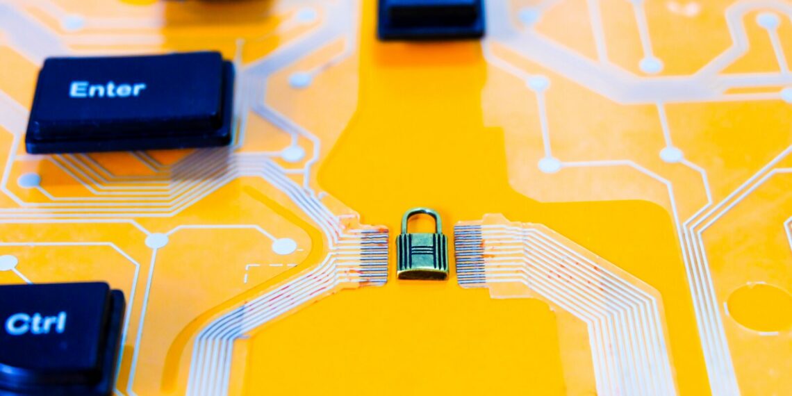 Komputera- ekspert radzi, jak być bezpiecznym w sieci nie tylko od święta