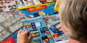 Przez inflację sklepy publikują mniej gazetek. Tną też powierzchnię i liczbę stron. Ubywa także promocji