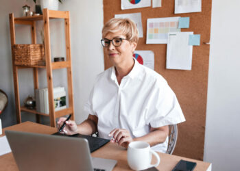 Od 17 listopada 2023 wchodzą w życie nowe regulacje BHP przy pracy z monitorami: Co muszą wiedzieć pracodawcy i pracownicy